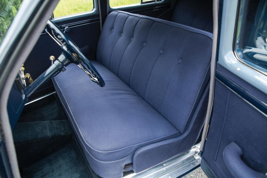 Интерьер Graham Model 113 Custom Hollywood Supercharged Sedan 1941 года  (фото 17 из 53)